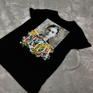 Frida Kahlo Graphic T Shirt Black Artist Portrait Floral Print Size Medium